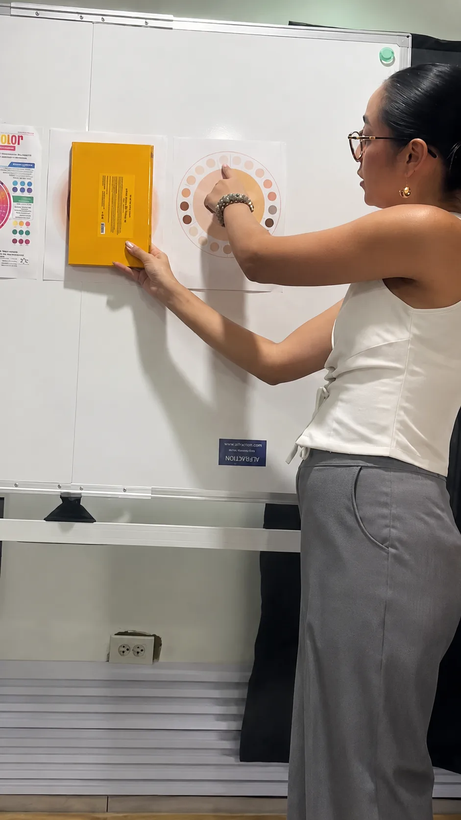Profesional dictando una formación práctica en Academia ABBA